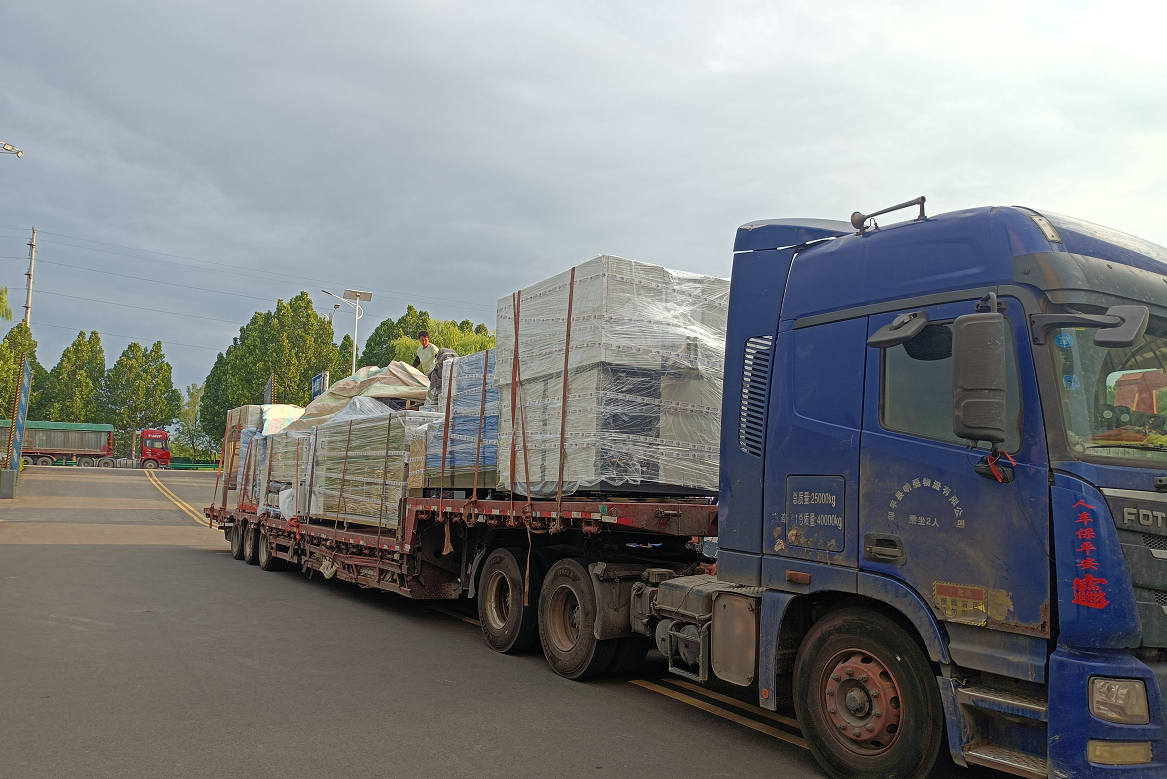 【川一股份】水處理設備+瓶裝水+桶裝水灌裝設備裝車發往河北秦皇島